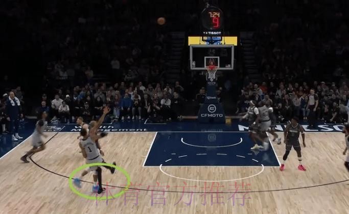 文班出手三分时踩到戈贝尔的脚,裁判判罚后者一级恶意犯规 文班出手三分时踩到戈贝尔的脚,裁判判罚后者一级恶意犯规