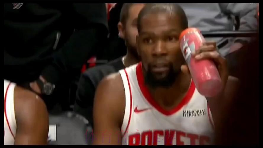 怒摔水瓶吓呆阿门，杜兰特真急了！火箭苦吞13分逆转两人难辞其咎